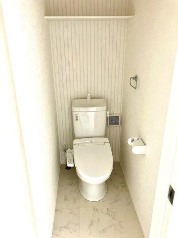 丸亀市前塩屋町①　駐車4台可能　オール電化新築住宅のトイレ|２階トイレです。手元で操作できるウォシュレットつきです。