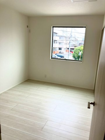 丸亀市前塩屋町①　駐車4台可能　オール電化新築住宅の洋室|２階洋室です。窓が大きく、明るい空間です。