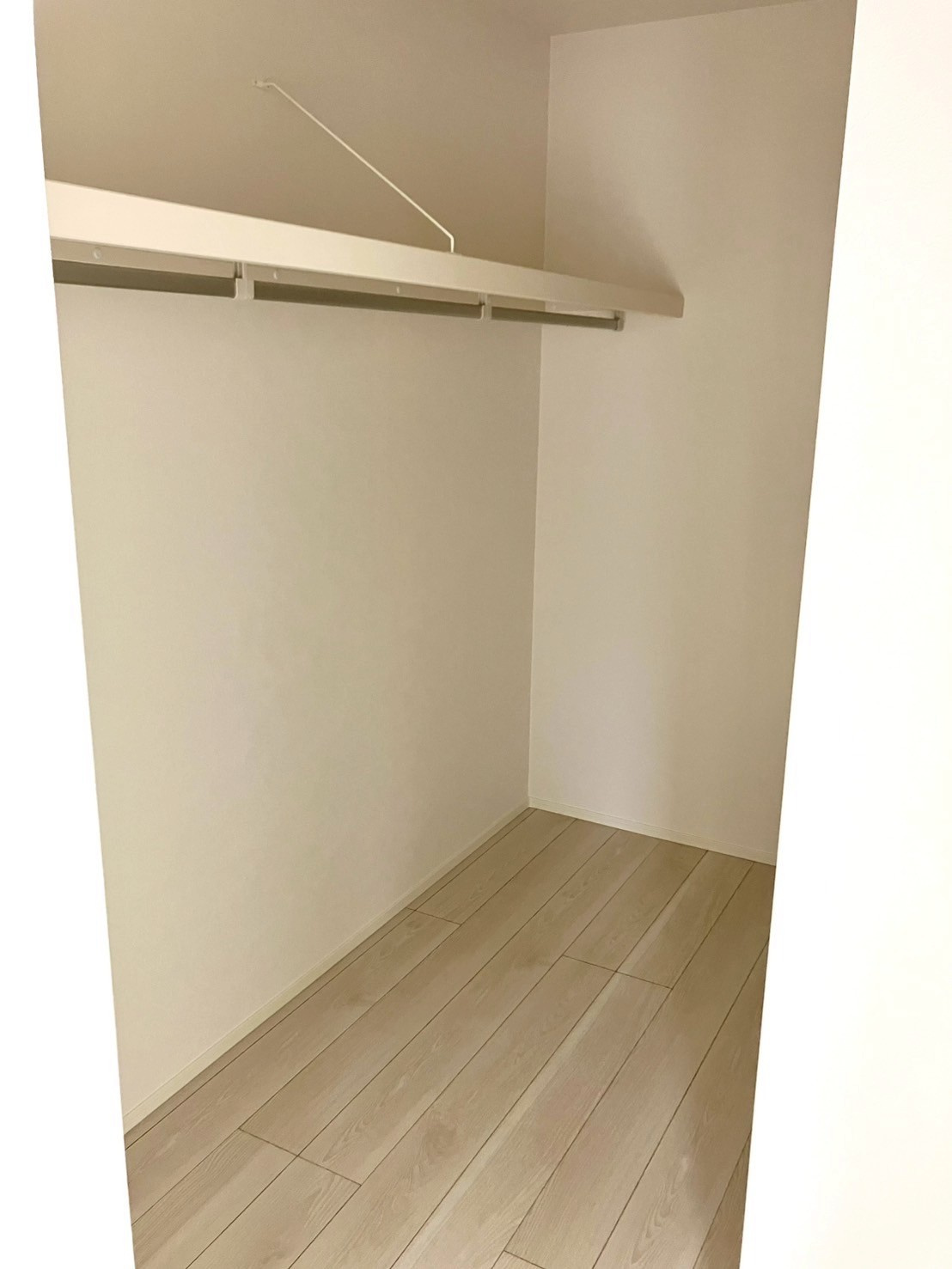 丸亀市前塩屋町①　駐車4台可能　オール電化新築住宅の収納|２階洋室のウォークインクローゼットです。