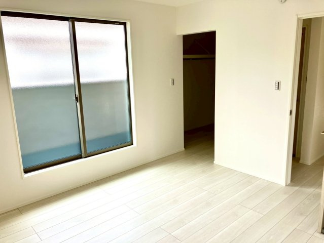 丸亀市前塩屋町①　駐車4台可能　オール電化新築住宅の寝室|２階寝室です。バルコニーに出られる大きな窓があります。