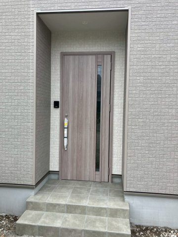 丸亀市前塩屋町①　駐車4台可能　オール電化新築住宅の玄関|玄関には、モニタ付きインターホンがついています。