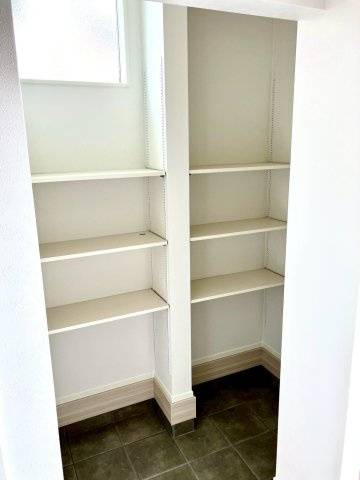丸亀市前塩屋町①　駐車4台可能　オール電化新築住宅の収納|玄関横の靴収納棚です。窓があって明るい空間です。