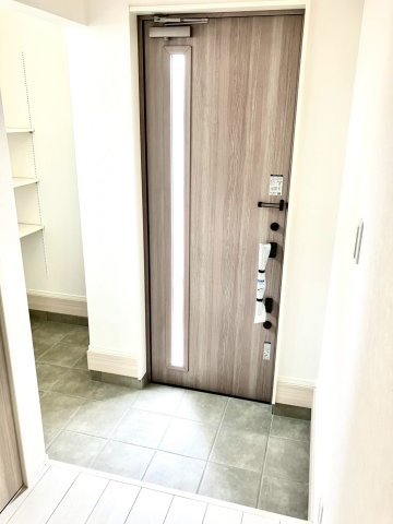 丸亀市前塩屋町①　駐車4台可能　オール電化新築住宅の玄関|玄関は、土間収納があって広い空間です。