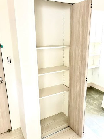 丸亀市前塩屋町①　駐車4台可能　オール電化新築住宅の収納|玄関上がり口にもクローゼット収納がついています。