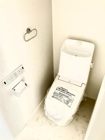 丸亀市前塩屋町①　駐車4台可能　オール電化新築住宅のトイレ|１F ウォシュレット付トイレです。シンプルで使いやすいです。