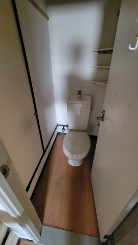 平塚市桃浜町の店舗事務所のトイレ