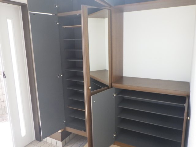 中古戸建　北広島町壬生の玄関|収納たっぷりな玄関です！