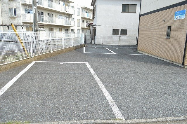 ルミエールコートⅡの駐車場