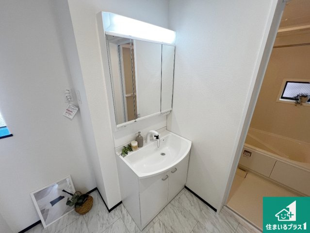 藤井寺市沢田　新築一戸建ての独立洗面台|清潔感のある洗面台です。フラットな鏡は掃除がしやすく毎日清潔！鏡裏には収納があるのでスッキリとした洗面台が保てます。