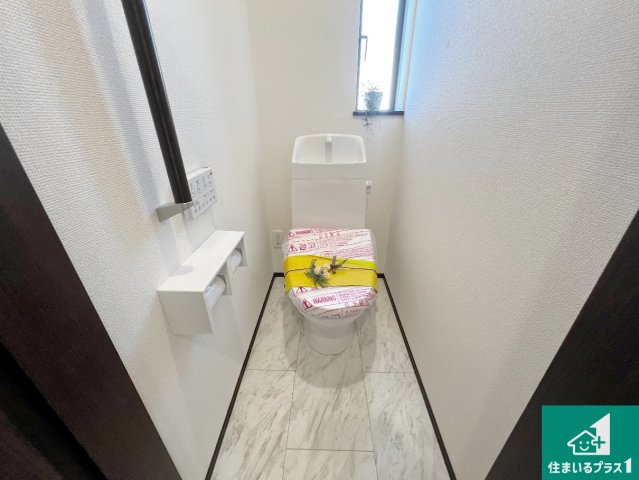 藤井寺市沢田　新築一戸建てのトイレ|1・2階の2ヶ所にあるので、朝の忙しい時間の順番待ちもなく、深夜の利用にも大変便利です。