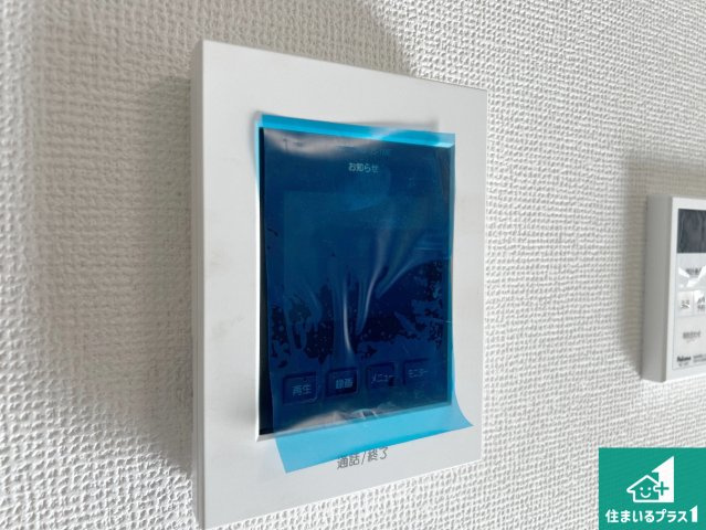 藤井寺市沢田　新築一戸建ての防犯設備|カラーモニターインターホン！声だけでなく来訪者の姿や顔がモニターで確認できるので、小さなお子様がいらっしゃるご家庭でも安心できます！