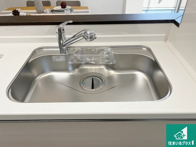 藤井寺市沢田　新築一戸建ての設備|浄水器を内蔵！炊飯時、お茶を作る時に安心してお水を使えます！お湯と冷水、浄水と原水、シャワーの切替えもワンタッチです！