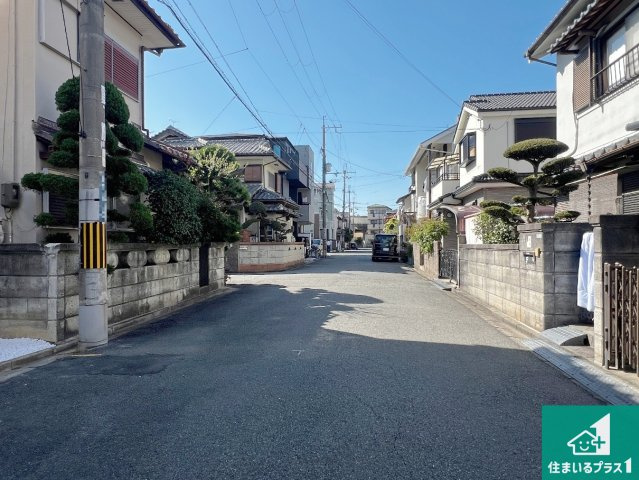 藤井寺市沢田　新築一戸建ての前面道路含む現地写真|周辺は閑静な住宅街！前面道路広々で車の出し入れも便利です。駐車が苦手な方でも安心して車庫入れできます！
