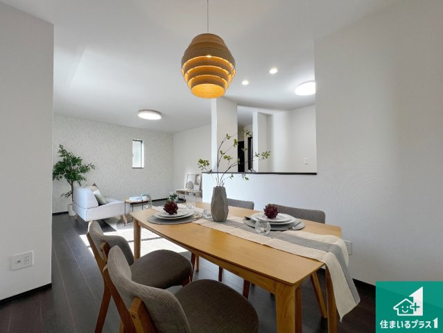 藤井寺市沢田　新築一戸建ての居間・リビング|日当たり良好の明るいリビングで朝の目覚めもスッキリできそう！対面キッチンでご家族のコミュニケーションも自然と増える設計！小さなお子様が遊ぶスペースを作っても広々とくつろげるLDK！