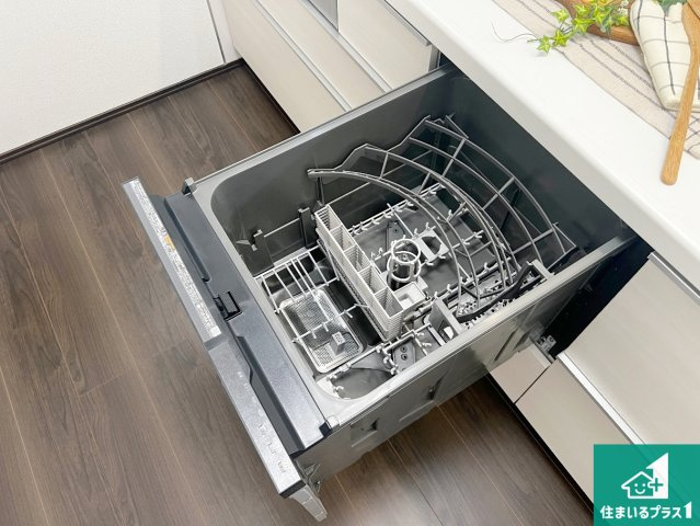 藤井寺市沢田　新築一戸建ての設備|食事後の一仕事、食器洗いをボタン一つでお任せできちゃいます！場所を取らないビルトイン式なので、お料理スペースもしっかり確保！
