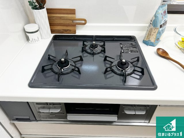 藤井寺市沢田　新築一戸建ての設備|ダブル高火力Ｓｉセンサー付きコンロ！３口あるので、まとめて料理をする時も大活躍！