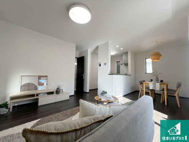 藤井寺市沢田　新築一戸建ての居間・リビング|日当たり良好の明るいリビングで朝の目覚めもスッキリできそう！対面キッチンでご家族のコミュニケーションも自然と増える設計！小さなお子様が遊ぶスペースを作っても広々とくつろげるLDK！