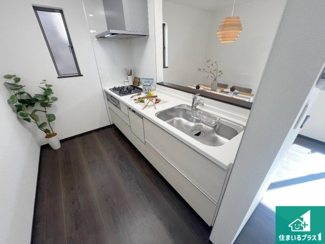 藤井寺市沢田　新築一戸建てのキッチン|リビングと統一感があり、使い勝手のいいキッチン。広々としているので、二人並んで作業が出来ちゃいます。お子様と一緒に色々なお料理に挑戦できるスペースがあります。