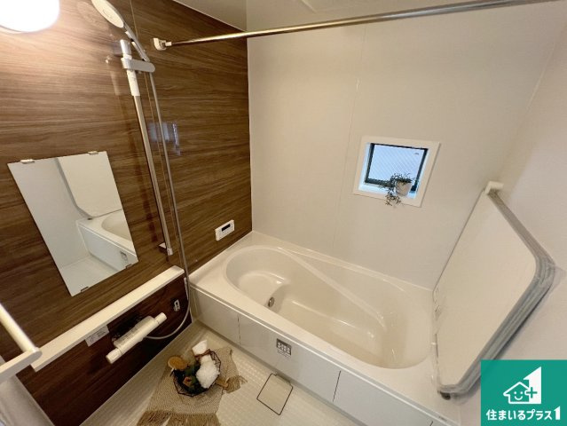 藤井寺市沢田　新築一戸建ての浴室|足をゆったり伸ばして寛げる浴槽です。窓が設けられていますので差し込む光が明るく穏やかな雰囲気にしてくれます♪浴室乾燥機も設置しているので、雨の日の洗濯物も安心です♪