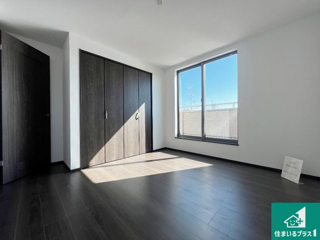 藤井寺市沢田　新築一戸建ての洋室|シンプルな洋室は、自分好みのインテリアが楽しめます♪ご家族とインテリアや家具を選びに行くのは新築購入時の醍醐味の一つです。ぜひお楽しみください♪