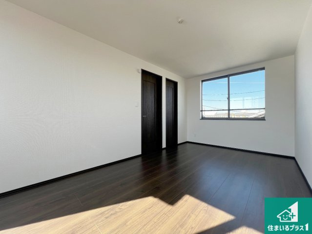 藤井寺市沢田　新築一戸建ての洋室|シンプルな洋室は、自分好みのインテリアが楽しめます♪ご家族とインテリアや家具を選びに行くのは新築購入時の醍醐味の一つです。ぜひお楽しみください♪