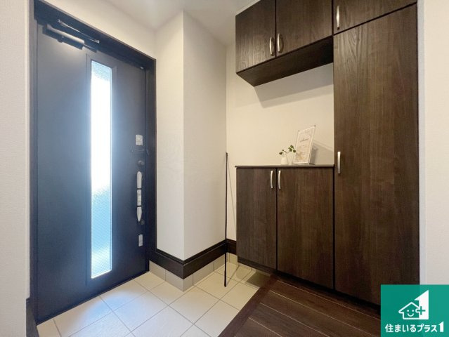 藤井寺市沢田　新築一戸建ての玄関|シューズボックスにはたくさんの靴が収納できるので玄関周りはいつもスッキリ！ご家族が増えても安心！