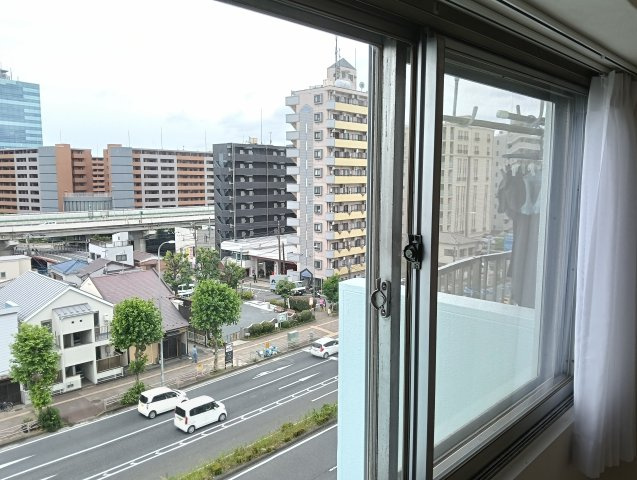 【その他】 | ペアサッシなので大きい通りに面しているのに室内は静かです。