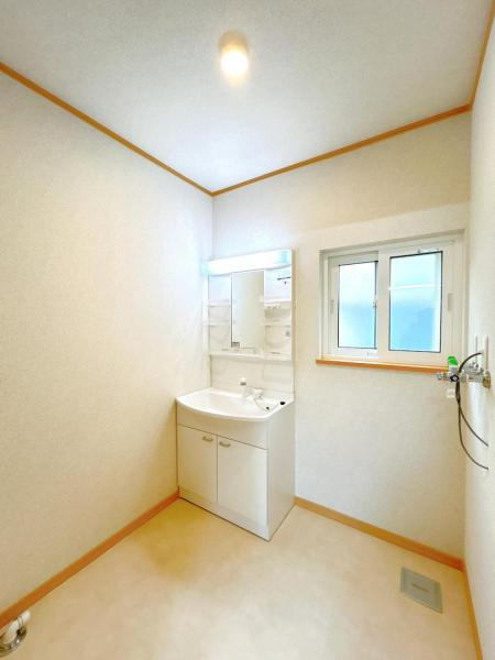 三戸郡五戸町字地蔵岱の洗面所|【リフォーム済】洗面所です。壁天井クロス貼り、床クッションフロア張り、洗面台交換、照明交換、窓交換等を行いました。新しく気持ちの良い空間で朝の支度もはかどります。