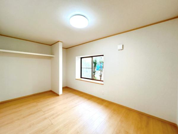 三戸郡五戸町字地蔵岱の洋室|【リフォーム済】1階6.5帖洋室です。フローリング張り、壁天井クロス仕上げ、照明新品交換、クローゼット新設等を行いました。