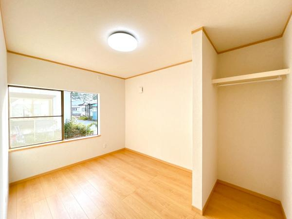 三戸郡五戸町字地蔵岱の洋室|【リフォーム済】1階5.5帖洋室です。フローリング張り、壁天井クロス仕上げ、照明新品交換、クローゼット新設等を行いました。