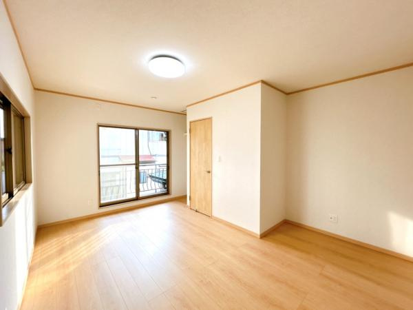 三戸郡五戸町字地蔵岱の洋室|【リフォーム済】2階8.5帖洋室です。フローリング張り、壁天井クロス仕上げ、照明新品交換、クローゼット新設等を行いました。