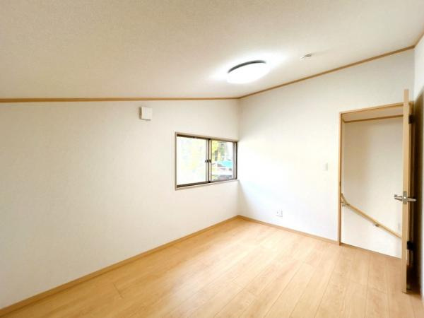 三戸郡五戸町字地蔵岱の洋室|【リフォーム済】2階6帖洋室です。フローリング張り、壁天井クロス仕上げ、照明新品交換等を行いました。