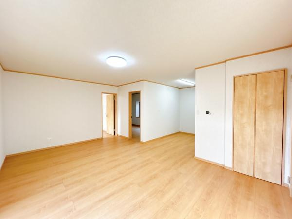 三戸郡五戸町字地蔵岱の居間・リビング|【リフォーム済】LDKは約16.5帖にリフォームしました。フローリング張り、壁天井クロス仕上げ、照明新品交換、収納新設等を行います。