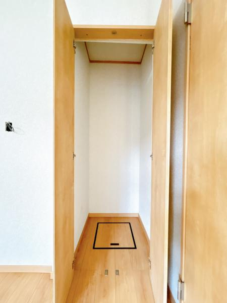 三戸郡五戸町字地蔵岱の収納|【リフォーム済】リビング収納です。掃除機などをしまったりパントリーとして使うのもよいですね。