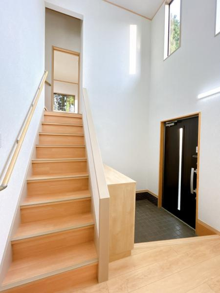 三戸郡五戸町字地蔵岱の玄関|【リフォーム済】玄関ホール・階段