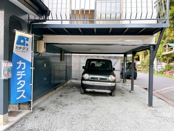 三戸郡五戸町字地蔵岱の駐車場|【リフォーム済】駐車場は3台駐車可能に整備しました。インナーガレージにも軽1台駐車可能です。雨に当たらずBBQもできますね。