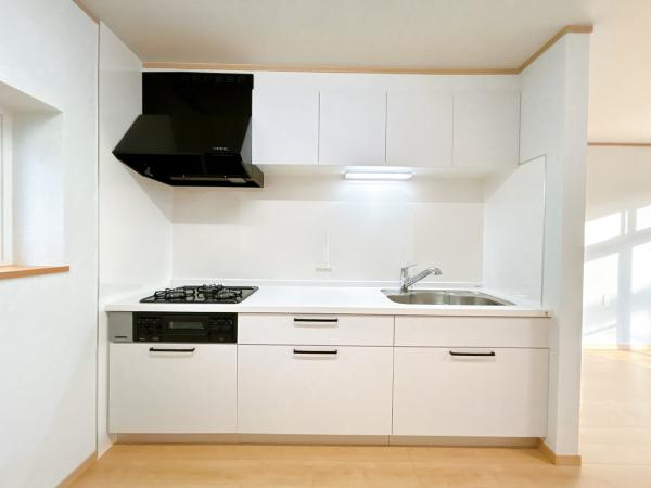 三戸郡五戸町字地蔵岱のキッチン|【リフォーム済】新品に交換したキッチンは幅約255cmと広々しています。