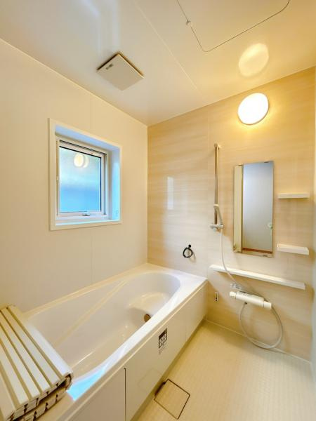 三戸郡五戸町字地蔵岱の浴室|【リフォーム済】ユニットバスは新品に交換しました。浴槽は大人も足を伸ばしてゆったり浸かれる広さです。