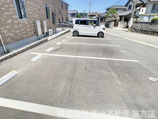 直方市大字頓野のアパートの駐車場