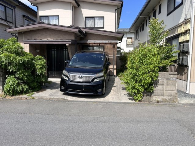 八戸市江陽１丁目の駐車場|【現況販売】駐車場の写真です。向かって右側のブロックと植栽を撤去し駐車場は拡張します。