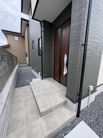 【玄関】 | 大野城市南ヶ丘6丁目3期　1号棟（全4棟）【仲介手数料無料・0円】 | 施工例。施工例は完成時と異なる場合があります。