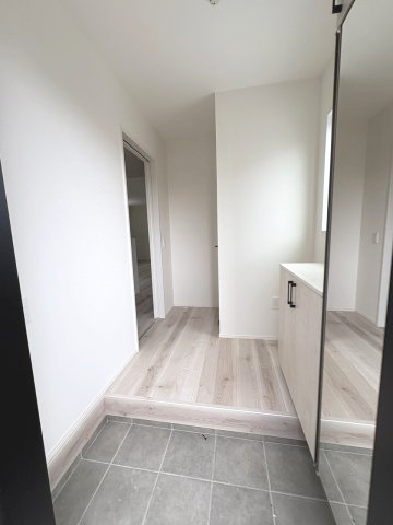 【玄関】 | 大野城市南ヶ丘6丁目3期　1号棟（全4棟）【仲介手数料無料・0円】 | 施工例。施工例は完成時と異なる場合があります。