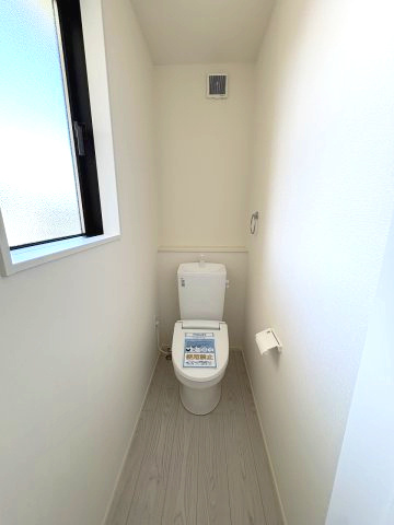 【トイレ】 | 大野城市南ヶ丘6丁目3期　2号棟（全4棟）【仲介手数料無料・0円】 | 施工例。2階にもトイレです。施工例は完成時と異なる場合があります。