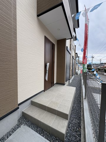 【玄関】 | 大野城市南ヶ丘6丁目3期　2号棟（全4棟）【仲介手数料無料・0円】 | 施工例。施工例は完成時と異なる場合があります。