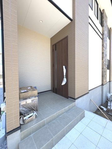 【玄関】 | 大野城市南ヶ丘6丁目3期　2号棟（全4棟）【仲介手数料無料・0円】 | 施工例。施工例は完成時と異なる場合があります。