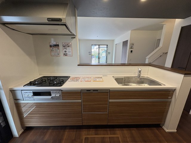 【キッチン】 | 大野城市南ヶ丘6丁目3期　2号棟（全4棟）【仲介手数料無料・0円】 | 施工例。施工例は完成時と異なる場合があります。
