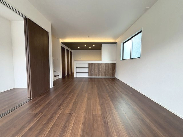 【内装】 | 大野城市南ヶ丘6丁目3期　2号棟（全4棟）【仲介手数料無料・0円】 | 施工例。リビングです。施工例は完成時と異なる場合があります。