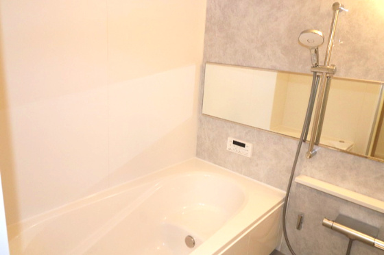 ロータスヒルAの浴室|ゆったり過ごせるお風呂です