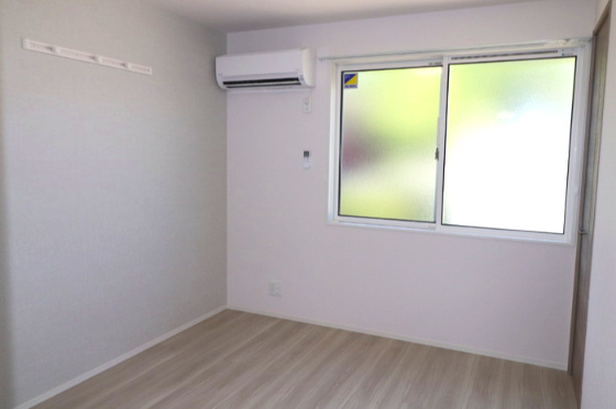 ロータスヒルAの洋室|明るい洋室です