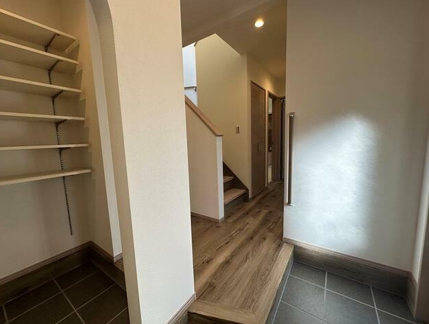 富士市原田滝上　新築戸建　全１棟　A棟の玄関|玄関ホールと収納豊富なシューズインクローク